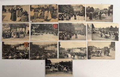 de nombreuses vieilles photos de personnes et de chevaux accrochées au mur