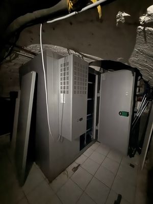 une photo d'une pièce dans laquelle se trouvent un réfrigérateur et un réfrigérateur-congélateur