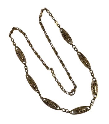 un gros plan d'un collier avec une chaîne sur fond blanc