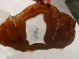 une personne tenant un morceau d'agate sur une table