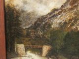 une photo d'un tableau représentant une rivière, dans un cadre en bois