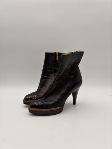 Yves SAINT LAURENT – Paire de bottines en cuir et métal doré. Tai...