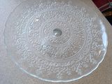 une plaque de verre posée sur une table, avec un tambour rouge en arrière-plan