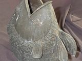 un vase gris orné d'un motif de poisson