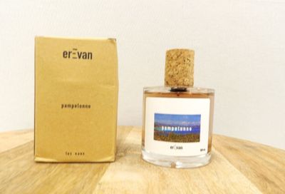 un flacon de parfum posé sur une table à côté d'une boîte