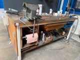 un établi sur lequel sont posés des outils dans un garage