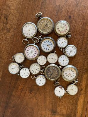 de nombreux modèles différents de montres de poche posés sur une table