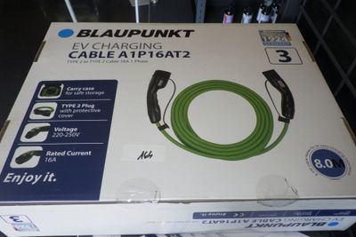 un boîtier auquel est raccordé un câble vert
