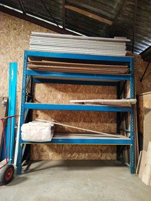 une étagère bleue sur laquelle il y a beaucoup de bois