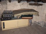 une pile de bagages posée sur une commode dans une pièce