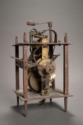 une horloge posée sur une étagère