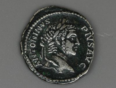gros plan d'une pièce d'argent sur laquelle figure une femme