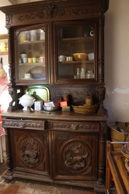 Entier contenu de la cuisine comprenant buffet deux corps en… - Photo 1