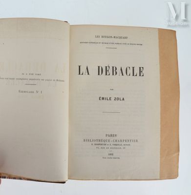quelqu'un tient un livre ouvert sur une surface blanche