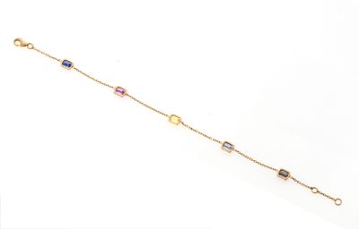 gros plan d'un bracelet en or avec des pierres multicolores