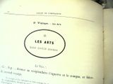 un livre ouvert sur lequel figure une image en noir et blanc