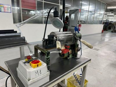 une machine posée sur une table dans une pièce