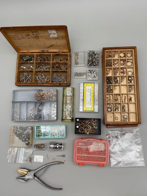 un grand nombre d'objets posés sur une table