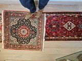 une personne debout sur un tapis au milieu d'une pièce