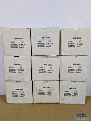 six boîtes blanches empilées les unes sur les autres