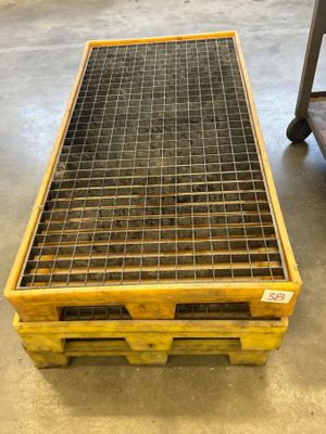 3 de rétentions en plastique jaune et grille métal