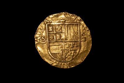 gros plan d'une pièce d'or sur fond noir