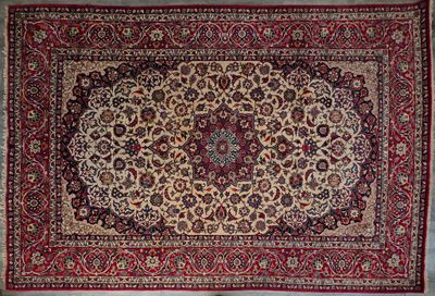 un tapis rouge et beige orné d'un motif en médaillon