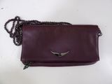 une photo d'un sac à main en cuir violet entouré d'une chaîne