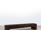 une image d'un banc en bois posé sur un sol blanc