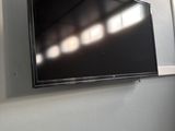 un téléviseur à écran plat fixé au mur d'une pièce