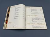 un menu de restaurant posé sur la table