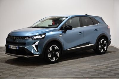 un SUV bleu garé sur un sol à damier dans un showroom