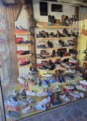 de nombreuses paires de chaussures dans la vitrine d'un magasin de chaussures