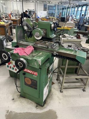 une photo d'un atelier d'usinage avec de nombreuses machines