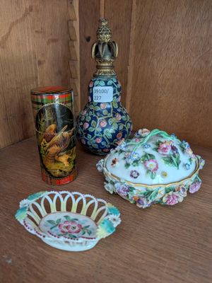 trois types différents d'objets décoratifs sur la table
