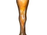 un vase en verre posé sur une surface blanche