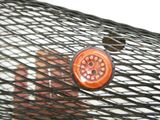 un gros plan sur un bouton rouge fixé sur un panier en filet noir