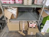 de nombreux rouleaux de papier toilette sur les rayons du magasin