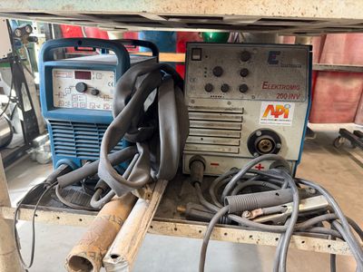 une machine posée sur une table