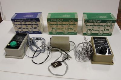 quatre types différents d'appareils électroniques posés sur une table