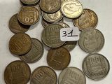 un lot de pièces de monnaie posées sur une table