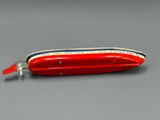 une trousse rouge avec une poignée rouge sur un fond gris