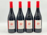 trois bouteilles de vin rouge posées l'une à côté de l'autre sur une surface blanche