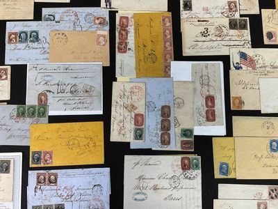 de nombreux types de lettres et d'enveloppes anciennes sur une table