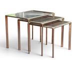 trois tables en verre avec des pieds en métal sur fond blanc