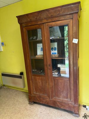 un meuble en bois avec une porte en verre dans le coin d'une pièce