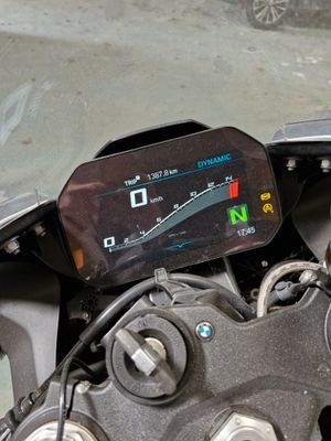 un gros plan du tableau de bord d'une moto avec un compteur de vitesse
