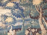 une tapisserie représentant un oiseau et un arbre