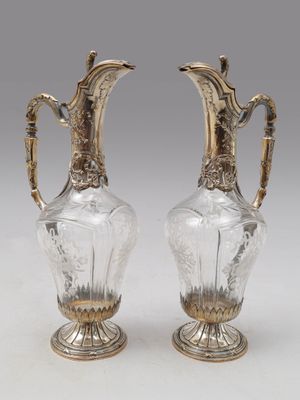 paire de vases en verre plaqué argent, munis d'anses et de poignées