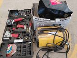 une caisse à outils posée par terre à côté d'une autre caisse à outils